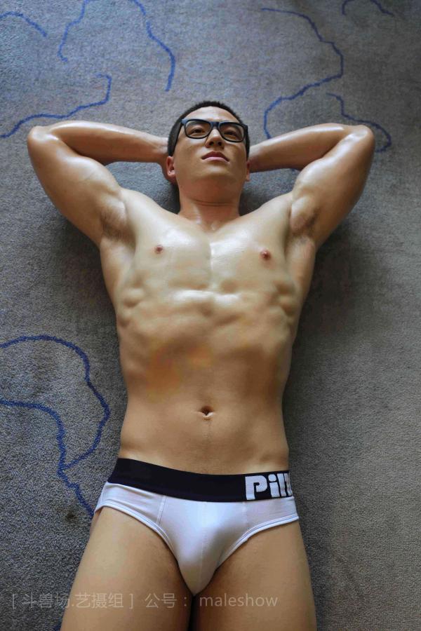 Chinese-maleshow-–--Swimmer-Yong-斗兽场---泳队选手-Yong